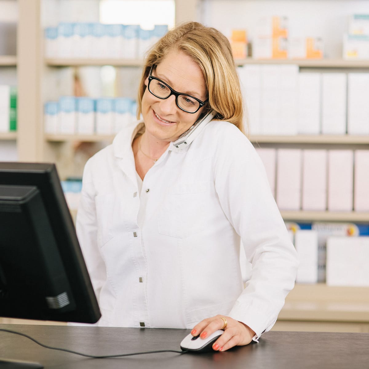 Pharmatechnik Mitarbeiterin am Telefon