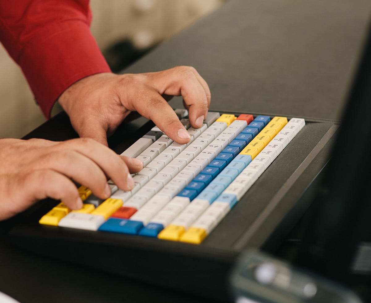 Mitarbeiter an Keyboard